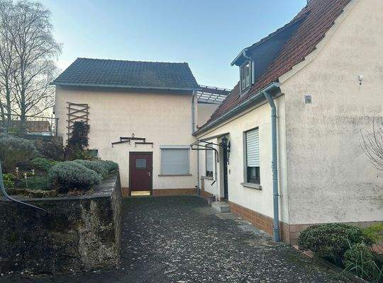 15 Eingangsbereich vor dem Haus.jpg