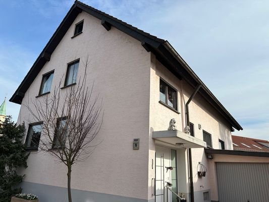 Hauseingang und Garage 1