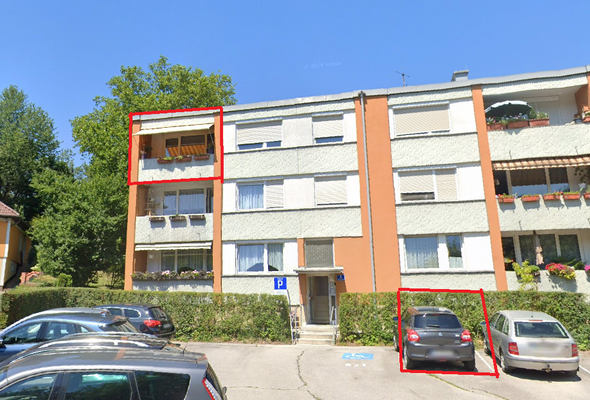 Ansicht von außen mit Parkplatz