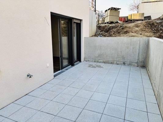 Terrassenfläche der Souterrainwohnung