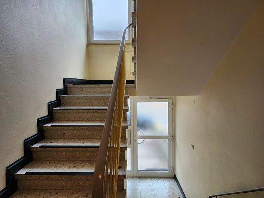 Treppenhaus mit Eingang.jpg