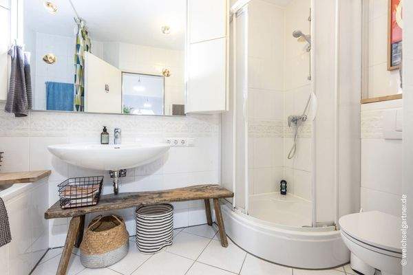 Badezimmer mit Wanne & Dusche