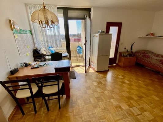 Wohnzimmer Richtung Loggia und Küche