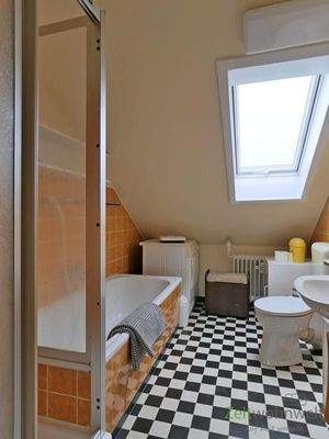 Dusche und Wanne im Bad