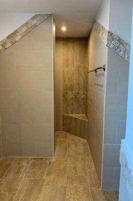 Zugang zur Dusche im Badezimmer der Hauptwohnung