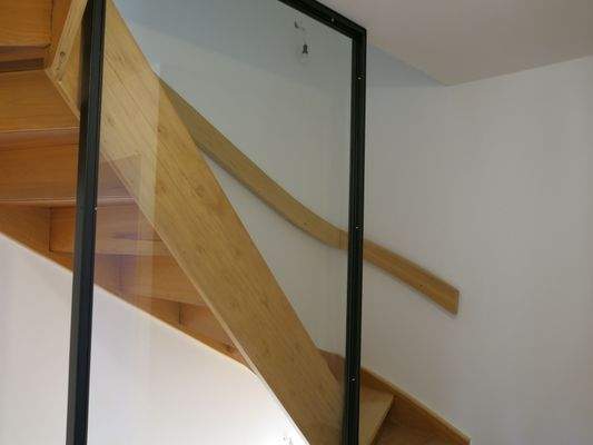 Treppenaufgang mit Glaselement