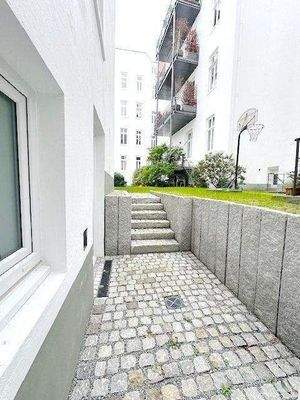  Küche mit Terrasse und  zum Gemeinschaftsgarten