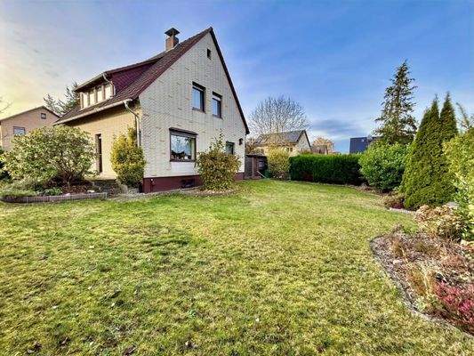Ostseite des Hauses und große Rasenfläche