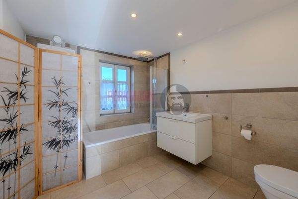 Tagslichtbad mit Badewanne