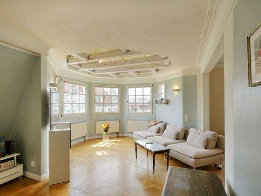 Einladendes Wohnzimmer mit offenem Raumkonzept