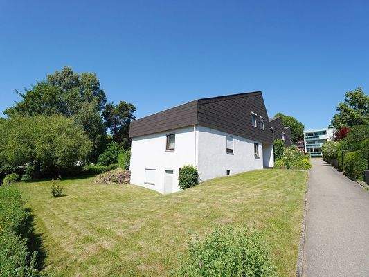 Gebäudeansicht mit Teilen des schönen Grundstücks