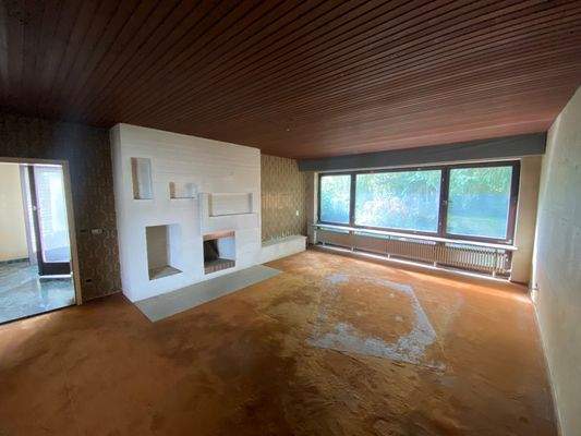 Wohnzimmer mit großer Fensterfront