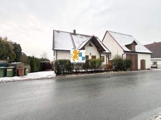 Hausansicht mit Nebengebäude