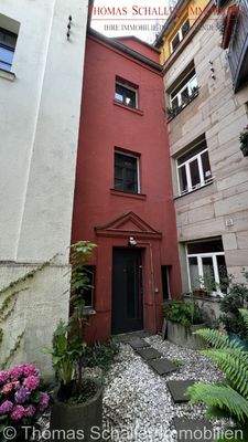 Eingang vorne zum eigenen Treppenhaus