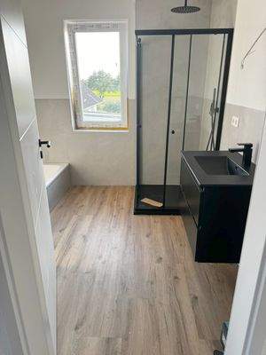 Muster Bad mit Dusche und Wanne
