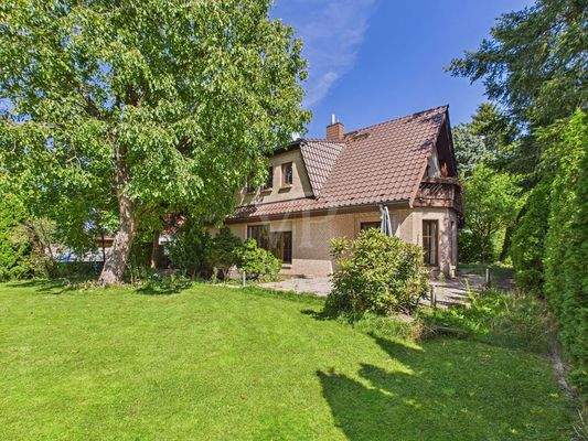 Blick auf das Haus und den Terrassenbereich