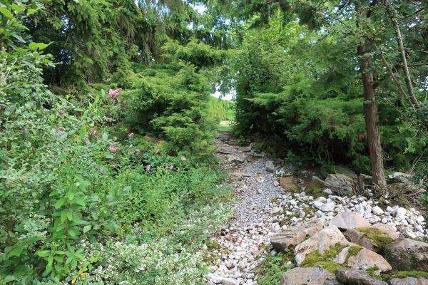 kleiner Weg zum benachbarten Bauplatz