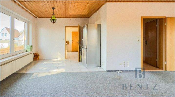 Wohnzimmer mit Zugang zur Küche 