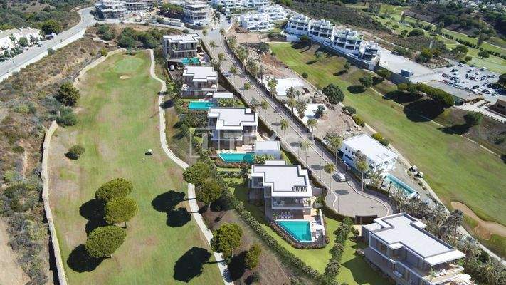 Luxury Villas with Infinity Pools and Spacious Areas in Marbella