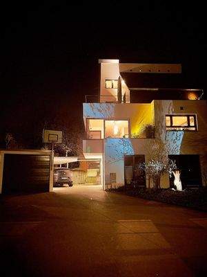 Hausansicht am Abend