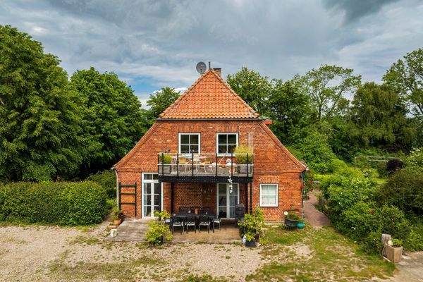 Seitenansicht mit balkon und Terrasse