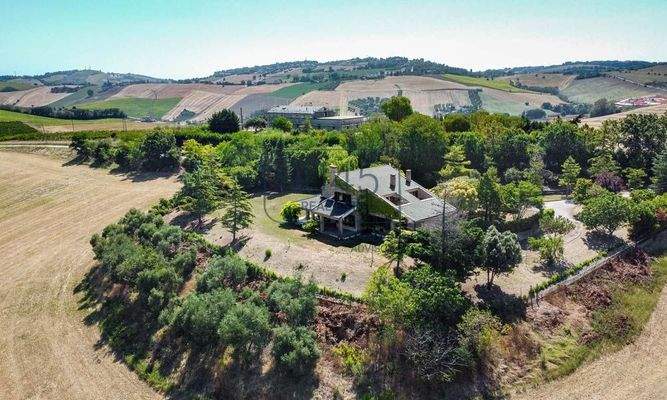 Elegante Villa mit Meerblick in der bezaubernden Hügellandschaft der Marken