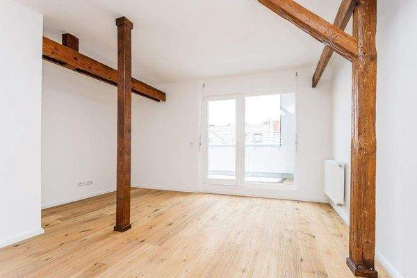 Geräumiges Wohnzimmer mit offener Küche