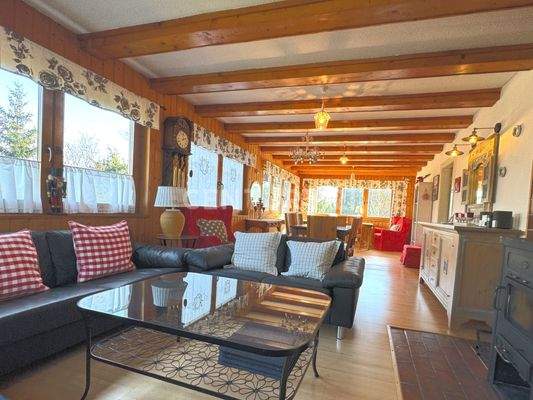 Großzügige Veranda als Frühstücks- oder Gemeinschaftsraum