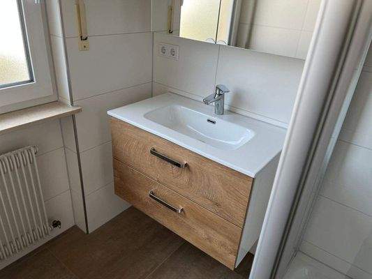 ...mit Waschtischunterschrank und Spiegelschrank