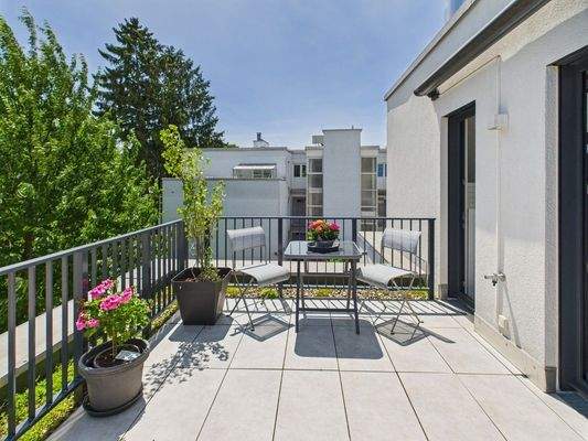 Terrasse vor dem Masterbereich