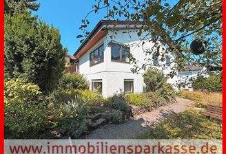 Modernisiertes Haus mit großem Garten!