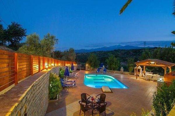 Kreta, Perama: Große Villa mit 2 kleinen Wohnungen zum Verkauf