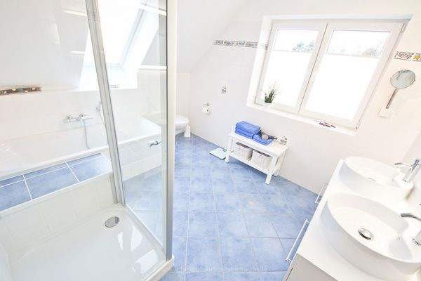 Bad OG mit Dusche, Wanne, ...