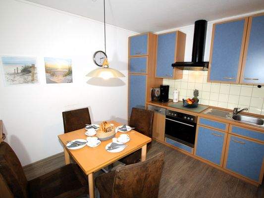 Küche mit Essplatz im Wohnraum