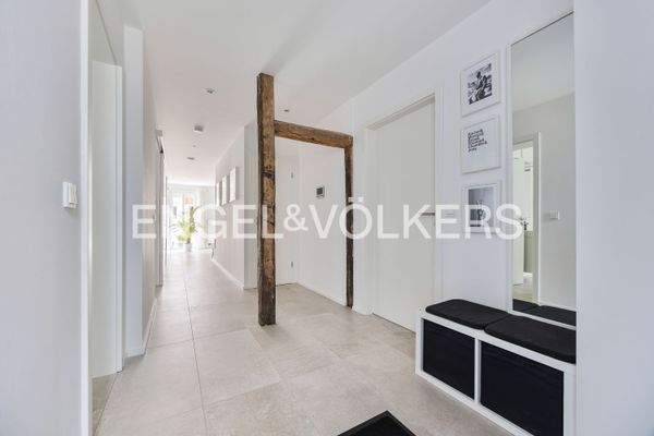 Lichtdurchfluteter Flur mit einladender Atmosphäre und harmonischer Gestaltung.