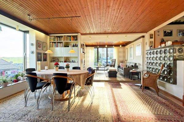 großes, helles Wohn- und Esszimmer