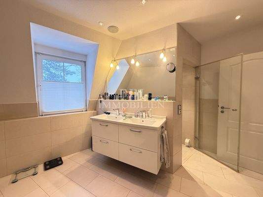 Vollbad mit separater Dusche