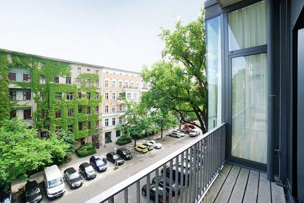 Balkon mit Blick zur Straße