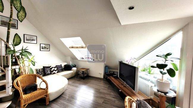 Wohnzimmer mit Aufgang zur Galerie