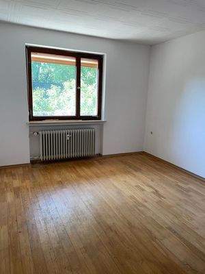 Helles Zimmer mit Fenster