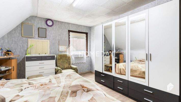 1. OG Schlafzimmer 1