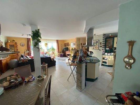 Esszimmer mit Küche und Wohnzimmer