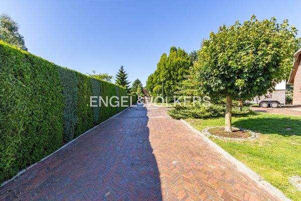 Die lange Klinkerauffahrt