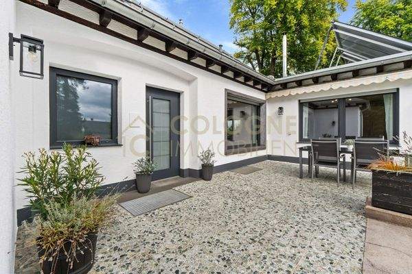 Terrasse und Hauseingang Haus 1