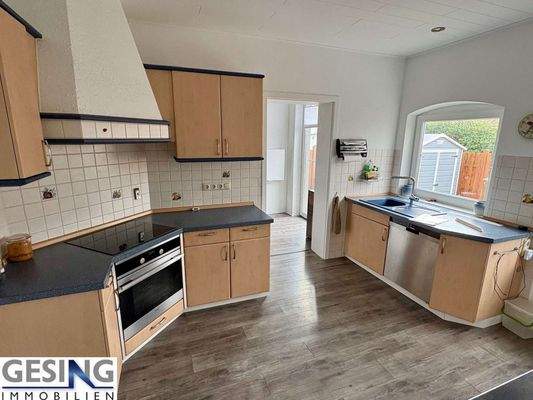 Küche mit Einbauküche