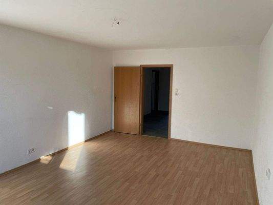 Lichtdurchflutetes Wohnzimmer (Zimmer 3)