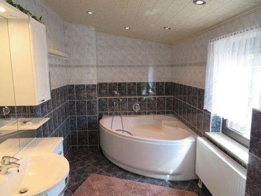 Haus 2: 1.OG - Bad mit Wanne und Fenster