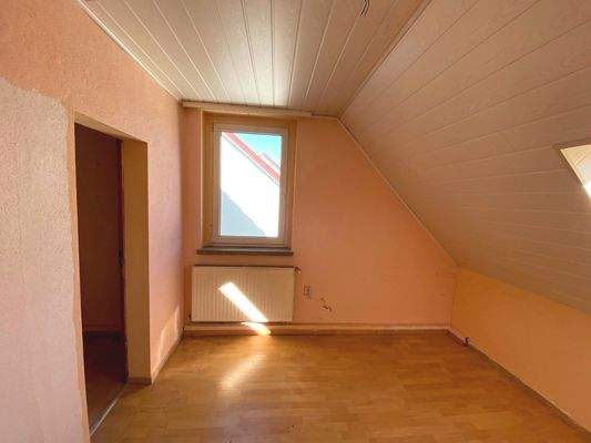 OG: Schlafzimmer 1 mit angrenzendem Zimmer