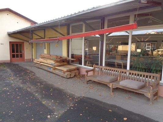 Garagen und Ausstellungsfläche