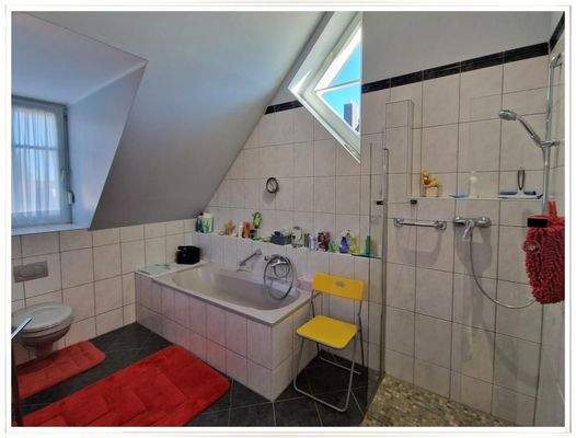 Bad m. Wanne, Dusche, Fenstern